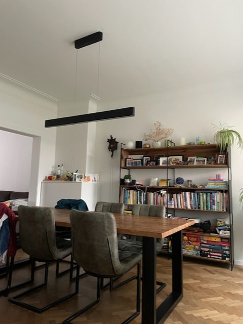 eetkamer met witte verf voorzien